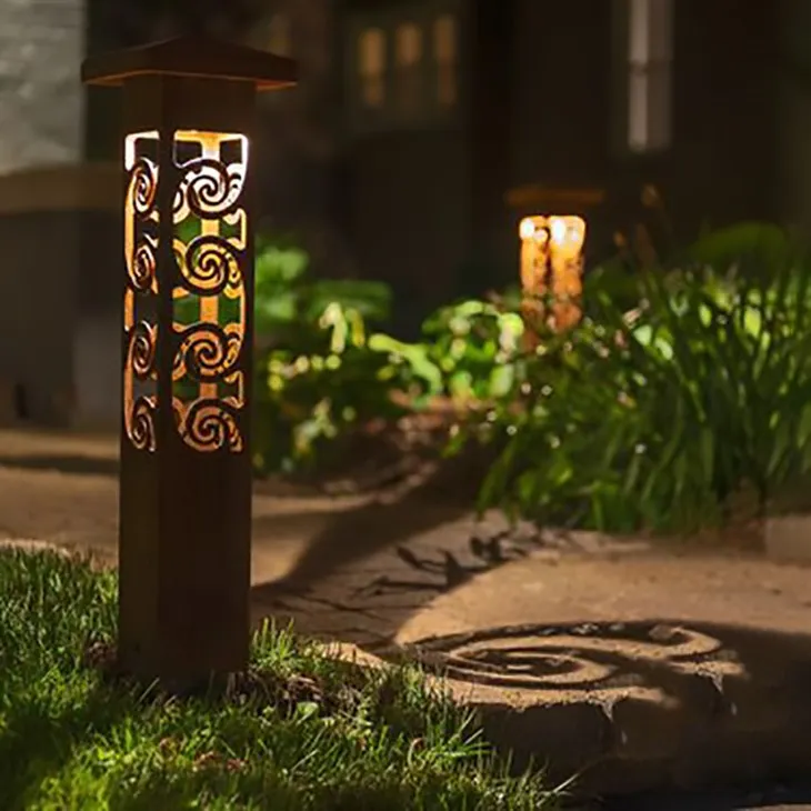 Corten Steel의 다양한 모양의 볼라드 조명